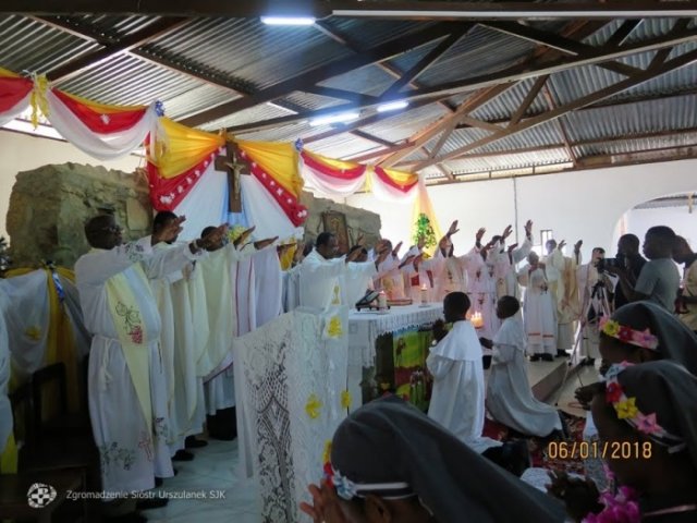 batch_batch_i sacerdoti tutti insieme danno la benedizione finale